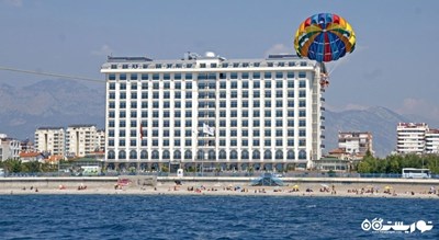 نمای ساحل و ساختمان هتل